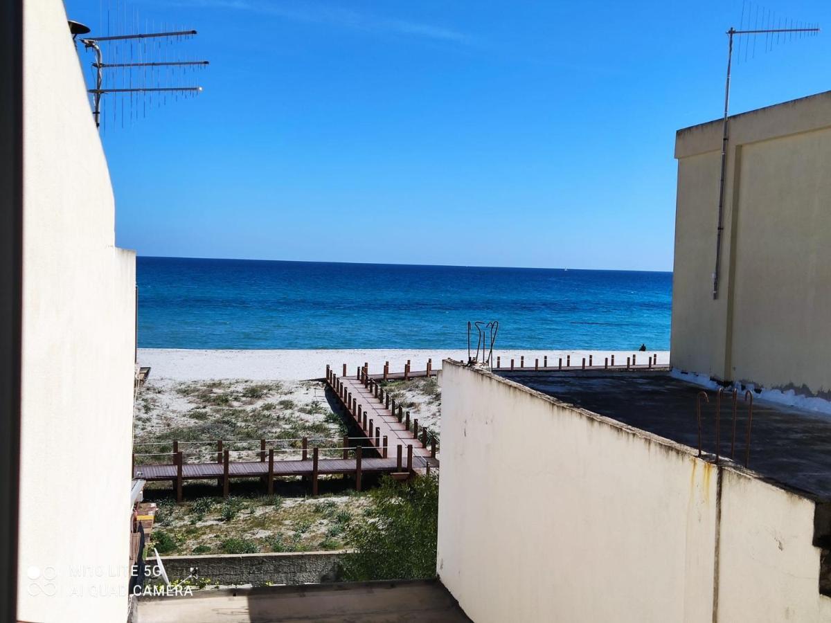 Corona'S Apartment- Fronte Spiaggia La Caletta Buitenkant foto